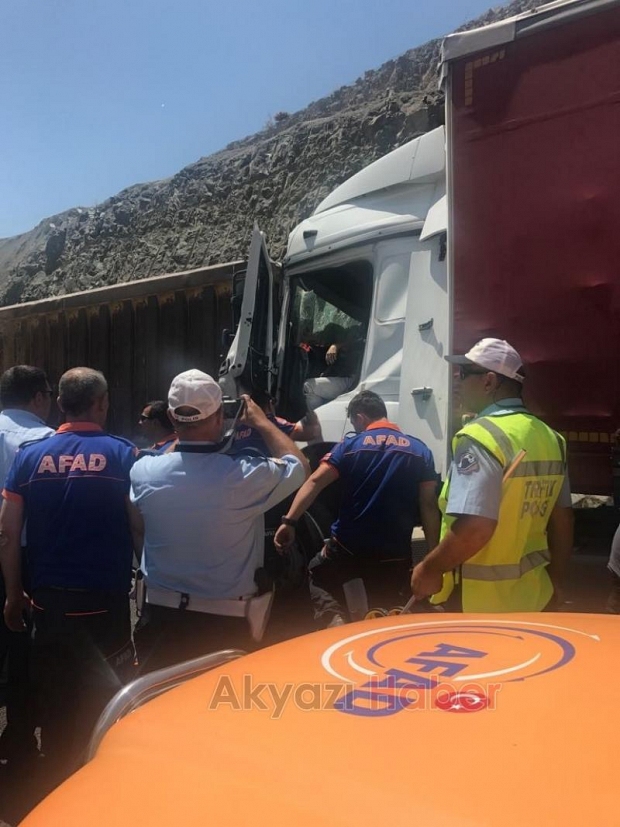 Akyazılı Fatih Akdin Trafik Kazası Geçirdi