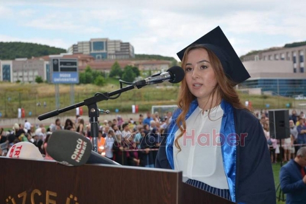 Akyazılı Genç Kız Üniversite Birincisi Oldu