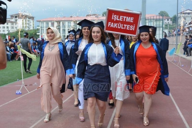 Akyazılı Genç Kız Üniversite Birincisi Oldu