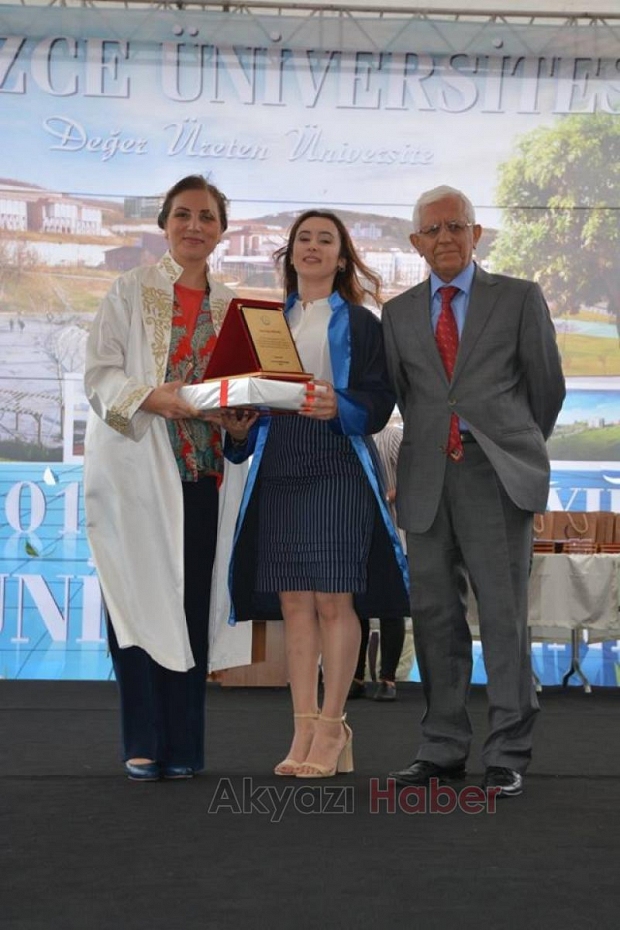 Akyazılı Genç Kız Üniversite Birincisi Oldu