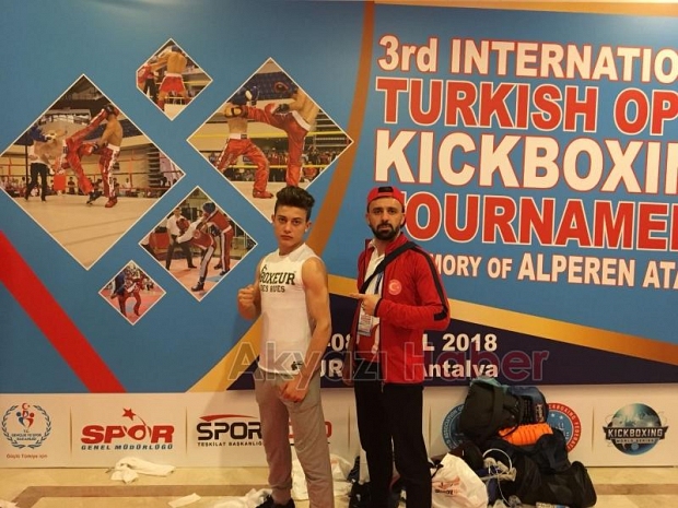 AKYAZI’LI GENÇLER MADALYAYA DOYMUYOR !