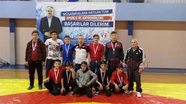 AKYAZILI GÜREŞÇİLER MADALYALARI TOPLADI