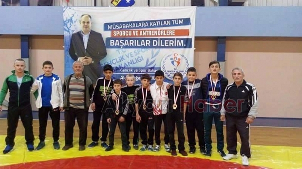 AKYAZILI GÜREŞÇİLER MADALYALARI TOPLADI