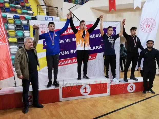 Akyazılı güreşçiler Türkiye Şampiyonası Yolcusu