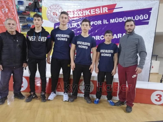 Akyazılı güreşçiler Türkiye Şampiyonası Yolcusu