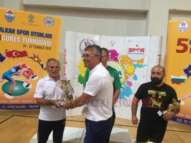 Akyazılı güreşçiler turnuvaya damga vurdu 