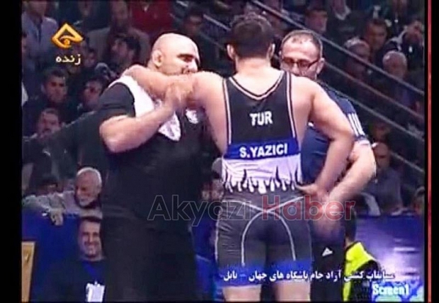 Akyazılı güreşçinin takımından büyük başarı