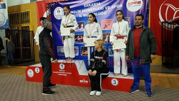 AKYAZILI JUDOCULAR ŞEHİTLER İÇİN MİNDERE ÇIKTILAR