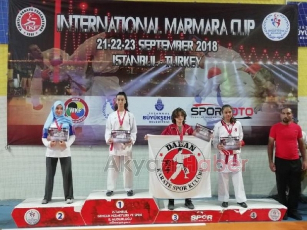 Akyazılı karateciler madalyaları topladı