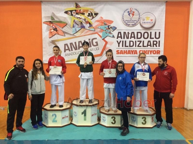 Akyazılı Karatecilerden 3 altın 1 bronz madalya