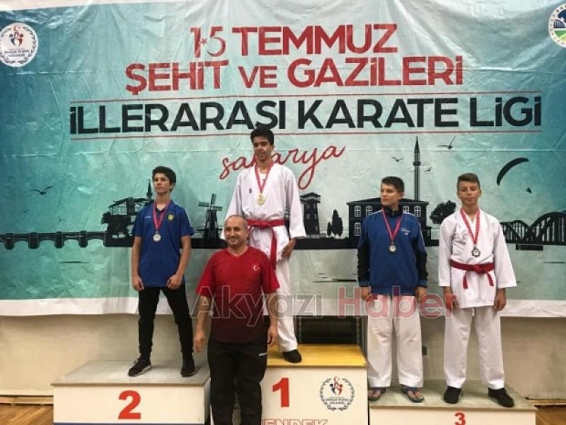 Akyazılı kareteciler madalyaları topladı