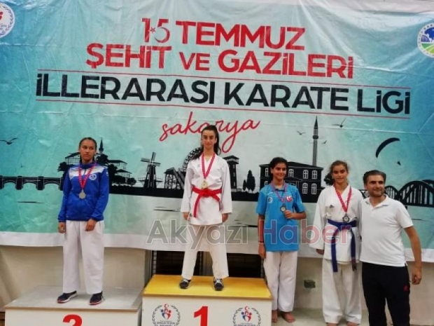Akyazılı kareteciler madalyaları topladı