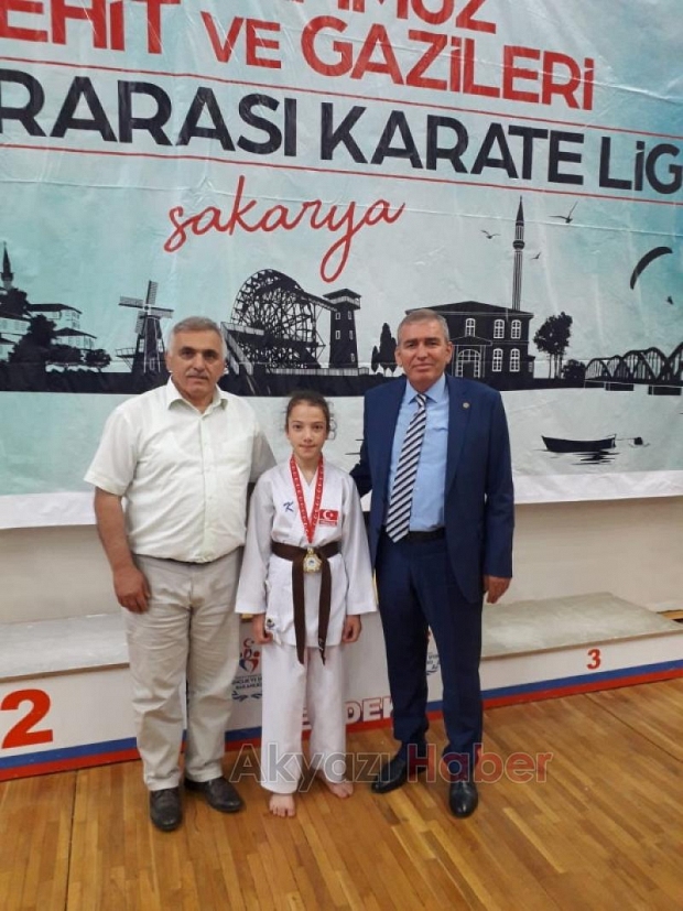 Akyazılı kareteciler madalyaları topladı