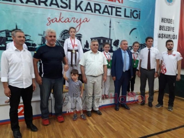 Akyazılı kareteciler madalyaları topladı