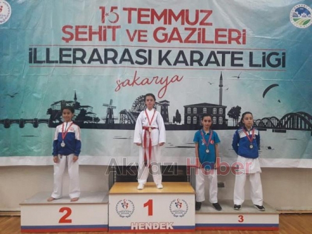 Akyazılı kareteciler madalyaları topladı