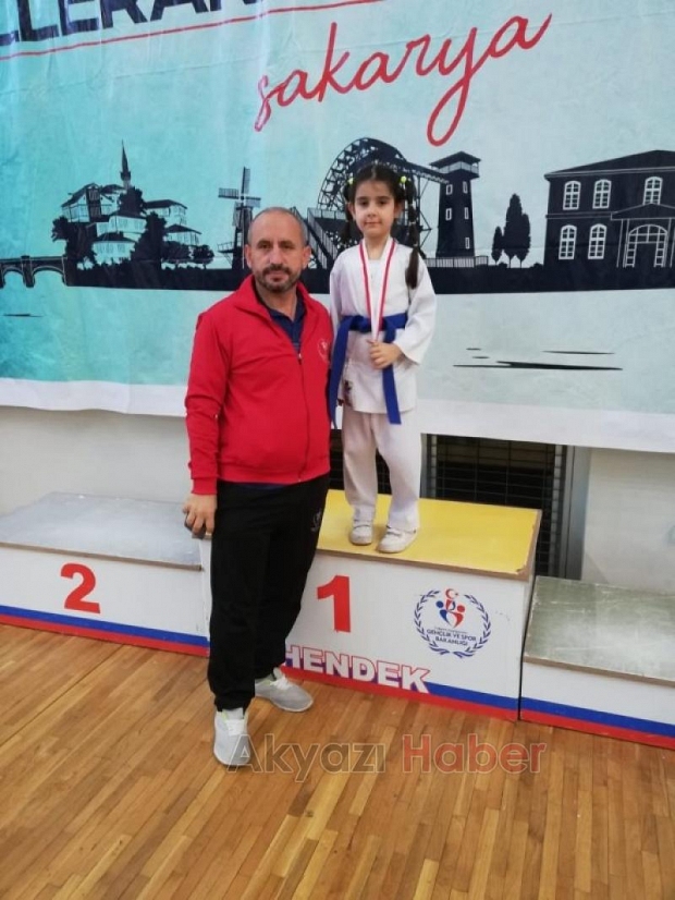 Akyazılı karateciler madalyaları topladı