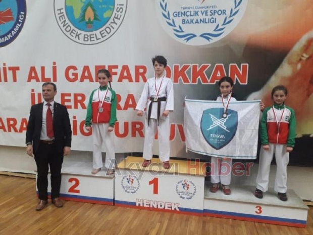 Akyazılı kareteciler turnuvaya damga vurdu
