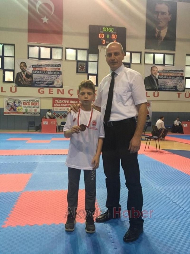 Akyazılı Kicboks cular Bartın dan madalya ile döndüler