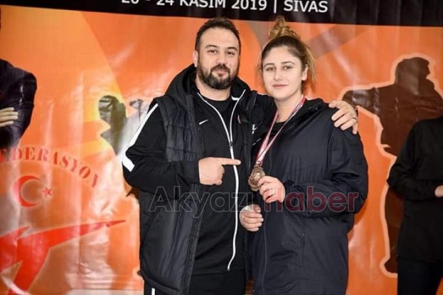Akyazılı Kübra Türkiye Üçüncüsü Oldu
