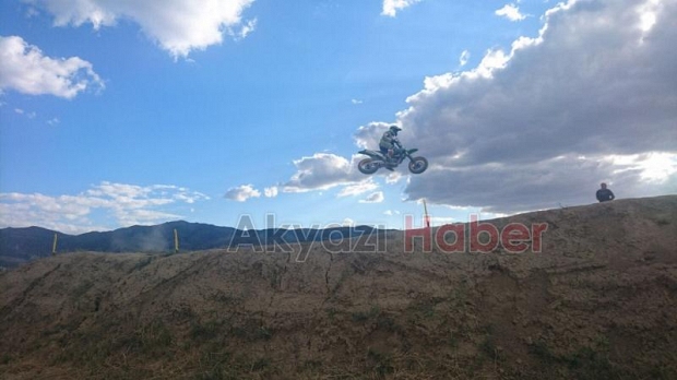  Akyazılı Motosikletçiler Afyon’dan Kupasız Dönmedi