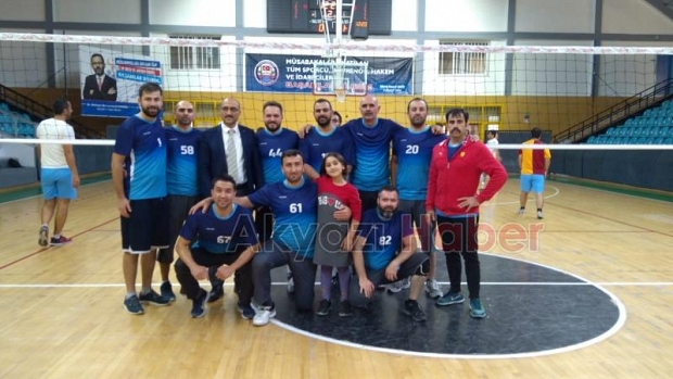 Akyazılı Öğretmenler Turnuvada Mücadele Veriyor