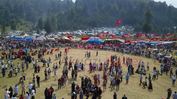 Akyazılılar Acelle Yaylasında eğlendi