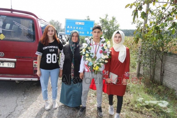 Akyazlı Balkan Şampiyonu Güreşçiye Coşkulu karşılama
