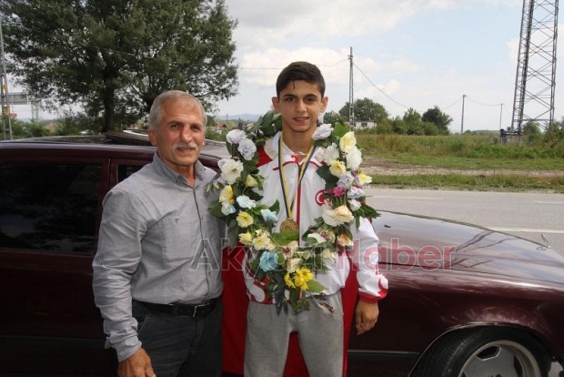 Akyazlı Balkan Şampiyonu Güreşçiye Coşkulu karşılama