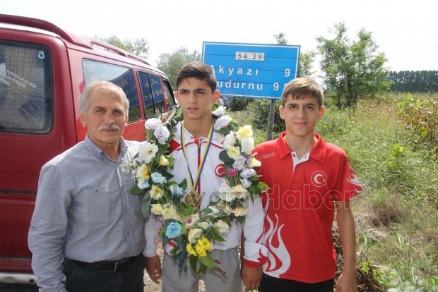 Akyazlı Balkan Şampiyonu Güreşçiye Coşkulu karşılama