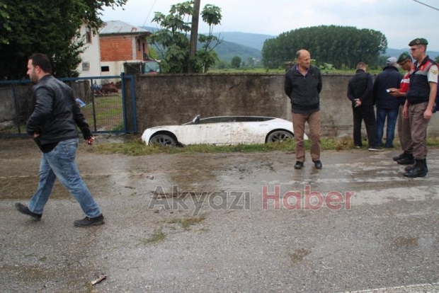 Altındere Yolunda Otomobil Kanala Uçtu