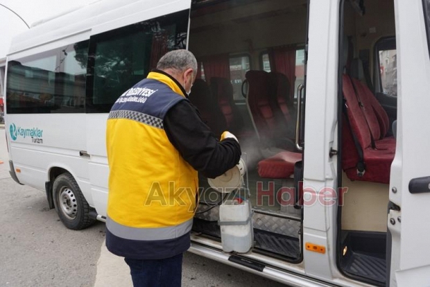 Aracını Dezenfekte etmeye gelenlere maske dağıtılıyor