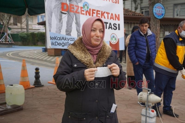 Aracını Dezenfekte etmeye gelenlere maske dağıtılıyor