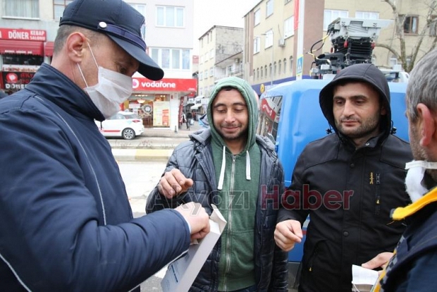 Aracını Dezenfekte etmeye gelenlere maske dağıtılıyor