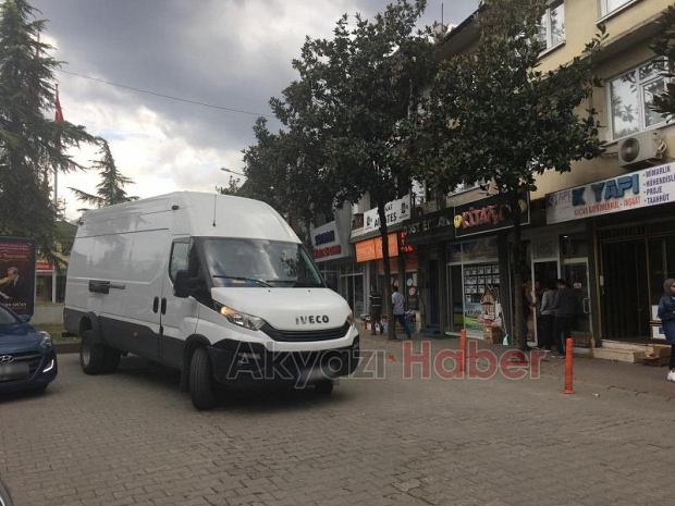 Aracını yol ortasına park edip gitti