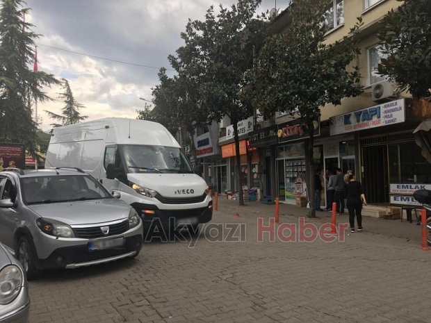 Aracını yol ortasına park edip gitti