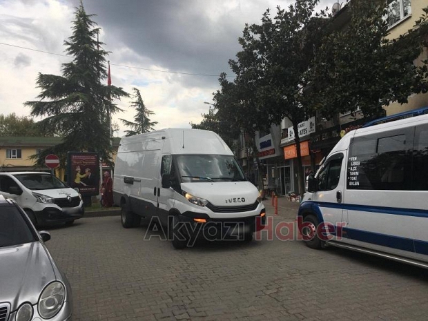 Aracını yol ortasına park edip gitti