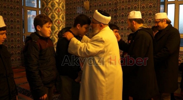 Baba Oğul Aynı Safta Namaz Kıldı