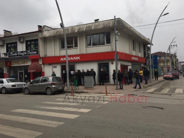 BANKA İÇİNE BİRER KİŞİ DIŞARIDA DİP DİBE 