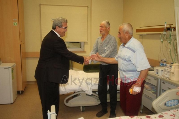 BAŞKAN AKCAN MEVLİD KANDİLİNDE HASTALARI ZİYARET ETTİ