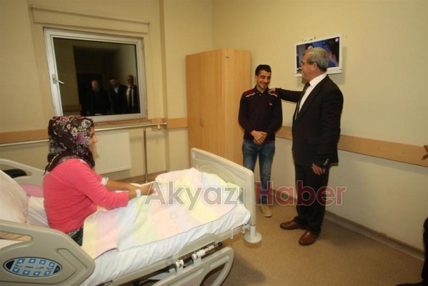 BAŞKAN AKCAN MEVLİD KANDİLİNDE HASTALARI ZİYARET ETTİ