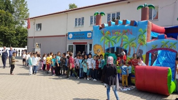BAŞKAN AKCAN’DAN ÇOCUKLARA KARNE HEDiYESi