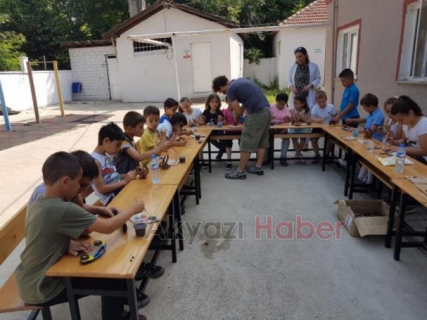 BAŞKAN AKCAN’DAN ÇOCUKLARA KARNE HEDiYESi