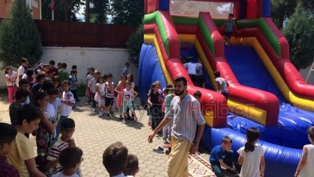 BAŞKAN AKCAN’DAN ÇOCUKLARA KARNE HEDiYESi
