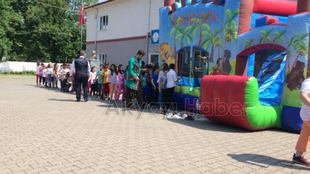 BAŞKAN AKCAN’DAN ÇOCUKLARA KARNE HEDiYESi