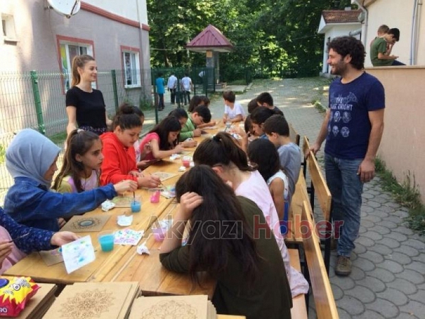 BAŞKAN AKCAN’DAN ÇOCUKLARA KARNE HEDiYESi