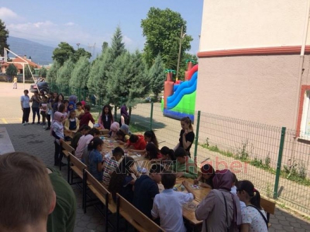 BAŞKAN AKCAN’DAN ÇOCUKLARA KARNE HEDiYESi