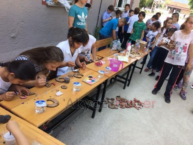 BAŞKAN AKCAN’DAN ÇOCUKLARA KARNE HEDiYESi