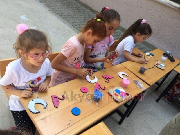 BAŞKAN AKCAN’DAN ÇOCUKLARA KARNE HEDiYESi