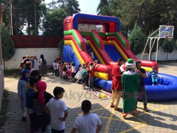 BAŞKAN AKCAN’DAN ÇOCUKLARA KARNE HEDiYESi