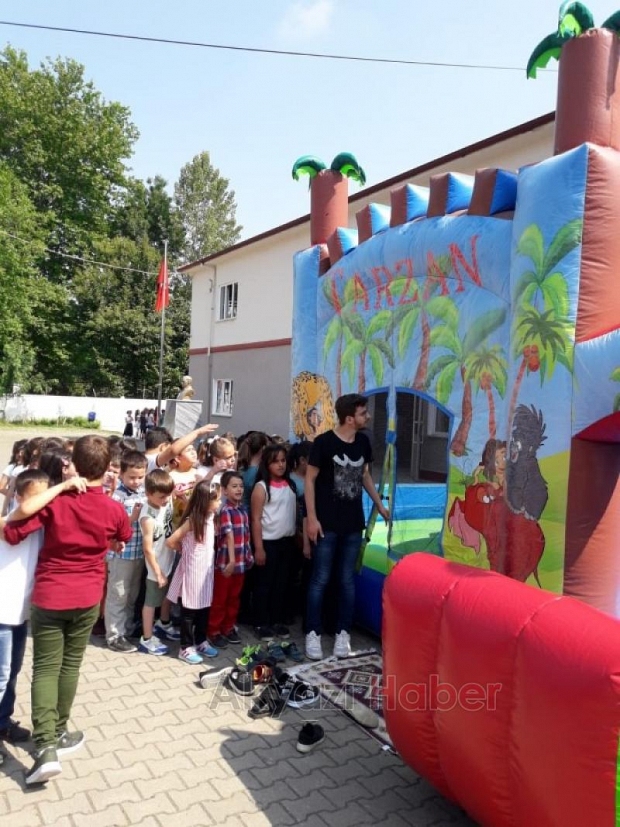 BAŞKAN AKCAN’DAN ÇOCUKLARA KARNE HEDiYESi